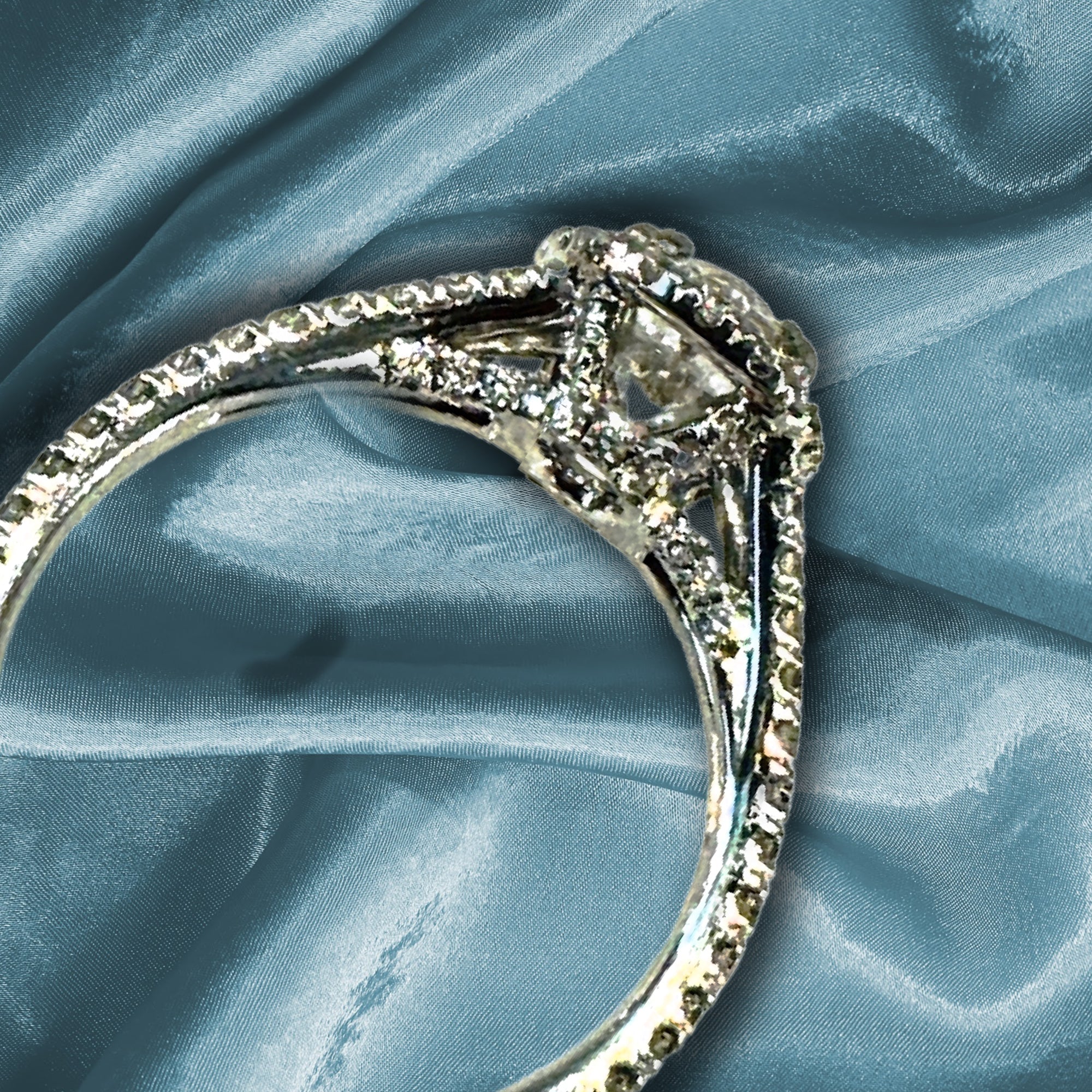 IGI Certified 1.11ct E VVS2 Oval Lab Diamond Halo Engagement Ring in 18K White Gold